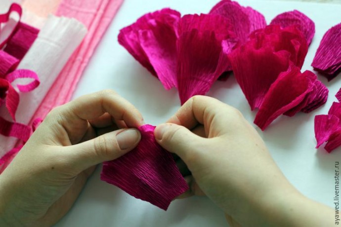 Цветы из гофробумаги для декора подарочной коробки