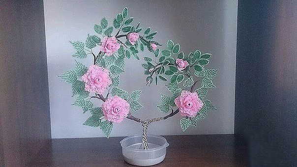 ​Оригинальная композиция с розами из бисера