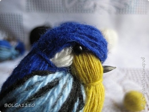 Забавная синичка из ниток Забавная синичка из ниток