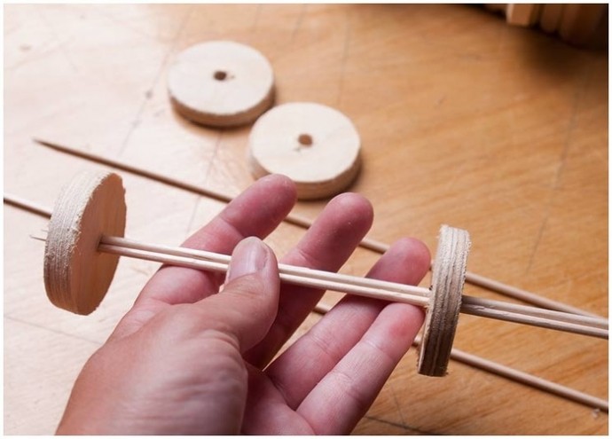 Домик на колесах из картона и палочек от мороженого