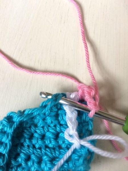 Двухцветная обвязка края крючком