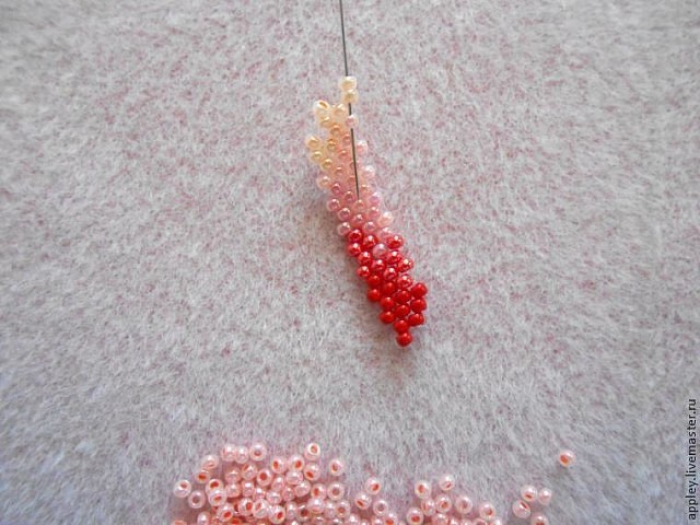 Как сплести маленький цветок из бисера