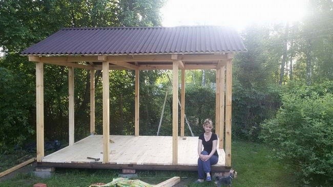 Строительство красивой беседки с двускатной крышей из шифера своими руками