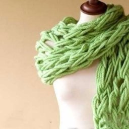 Необычное вязание руками объемного шарфа