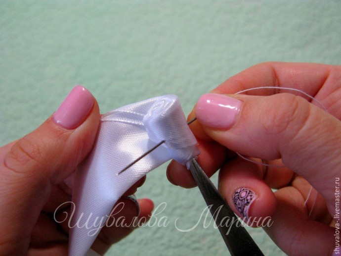 Кручёная роза из атласной ленты