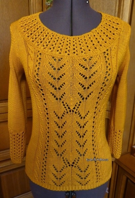 Медовый пуловер с красивым рисунком