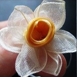 ​Нарцисс из атласной ленты