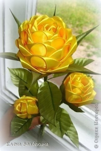 ​Превосходные желтые розы из атласных лент