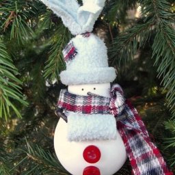 ​Снеговик из перегоревших лампочек: мастер-класс