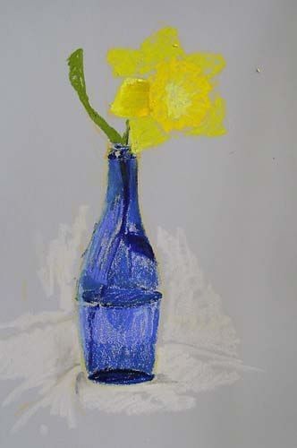 ​Желтый нарцисс в синей вазе