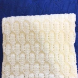 Нежный плед спицами для новорожденного и не только