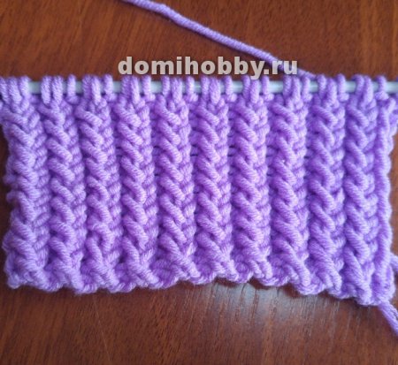 ​Красивая рельефная коса-резинка спицами
