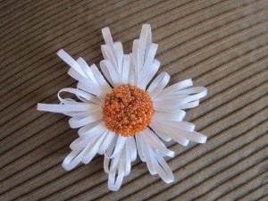Ромашка из тонких ленточек на расческе: мастер-класс