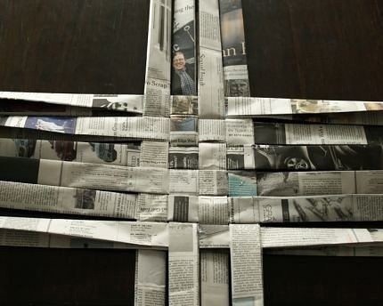 Корзинка из газетных полос