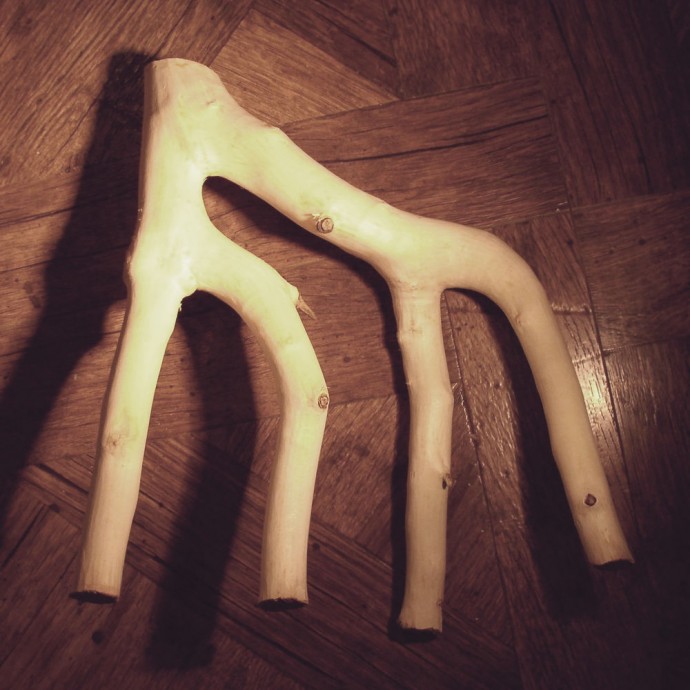 Деревянная статуэтка Деревянная статуэтка