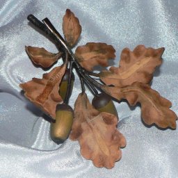 Брошь из кожи "Дубовая веточка"