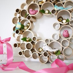 Необычный венок для декора вашего дома из ПВХ труб