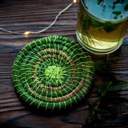 Подставка под горячее из хвойных веточек