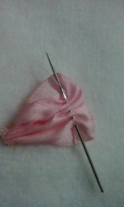 Роскошный цветок из атласной ленты