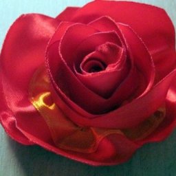 ​Розы из двух лент контрастного цвета