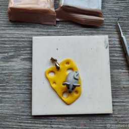 Сыр и мышка из полимерной глины