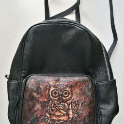 Рисование совы на кожаном рюкзаке