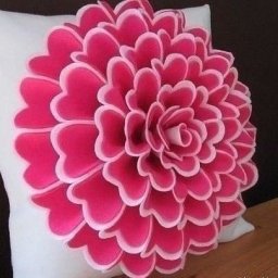 Декор подушки фетровым цветком