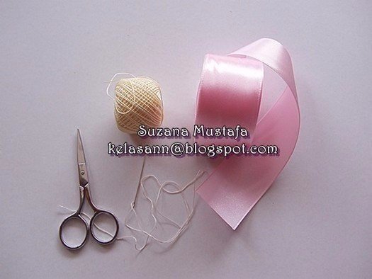 Розы из атласных лент