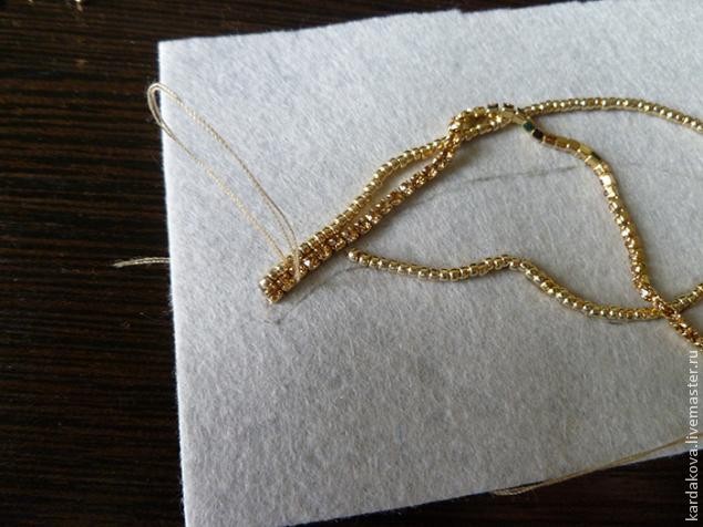 Брошь из бисера "Перо"