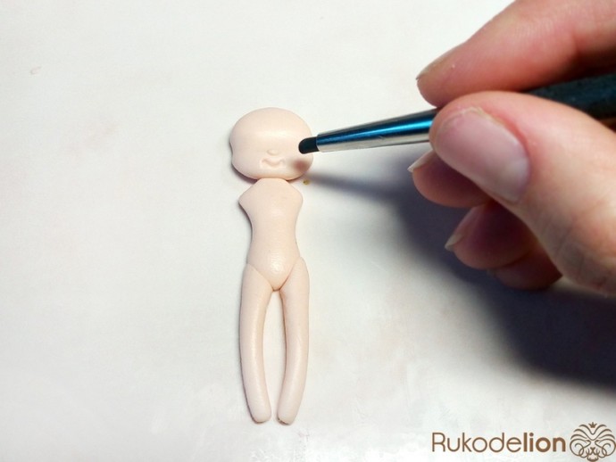 Брошь "Куколка" из полимерной глины