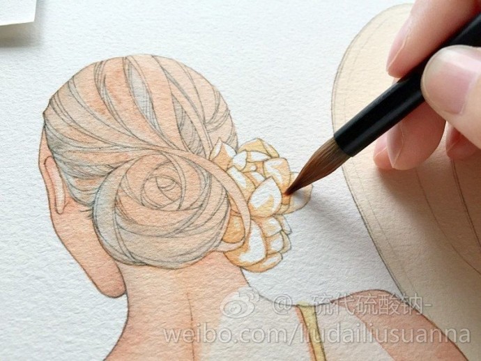 Урок рисования акварелью: девушка со шляпой у кромки моря