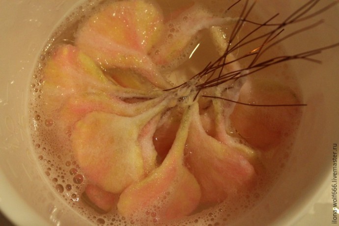 Шикарное колье с розой из войлока