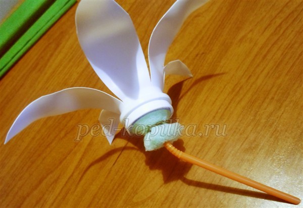 Лилии из пластиковых бутылок: мастер-класс