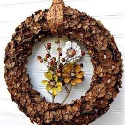 ​Осенний веночек из шишек