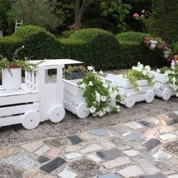 Паровозик для двора или дачи из старых ящиков