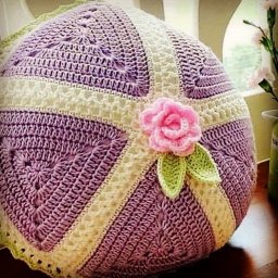 Подушка из треугольных мотивов крючком