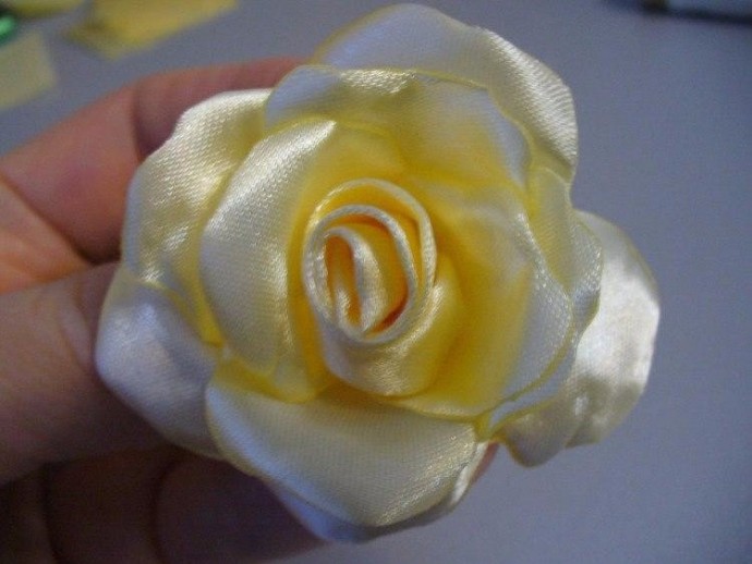 Роза из атласных лент
