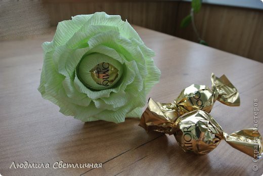 Роза из конфет и гофрированной бумаги