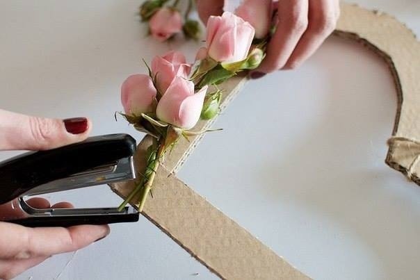 Венок из живых роз