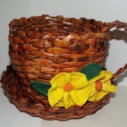 Чашка из газетных трубочек