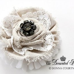 Цветок из ткани и кружев