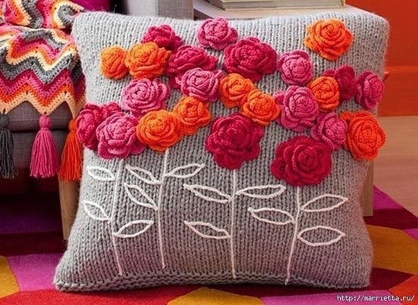​Декор подушки вязаными розами