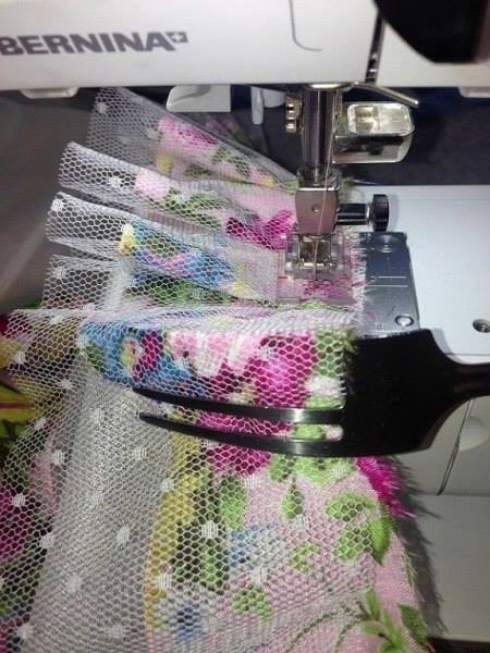 Лайфхак для рукодельниц: как быстро сделать ровные складки при помощи вилки