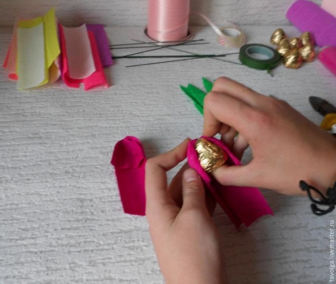 Простой и красивый способ создать милый букетик из конфет