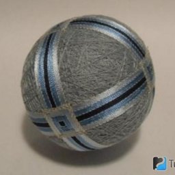 Темари или искусство вышивки на шарах: синий крест на сером фоне