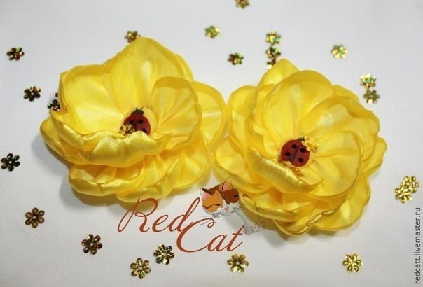 ​Желтые цветочки из атласных лент