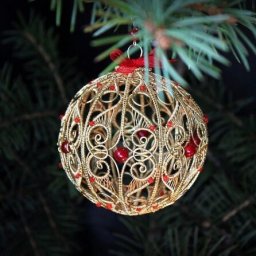 Делаем изящный новогодний шар из проволоки, бисера и бусин