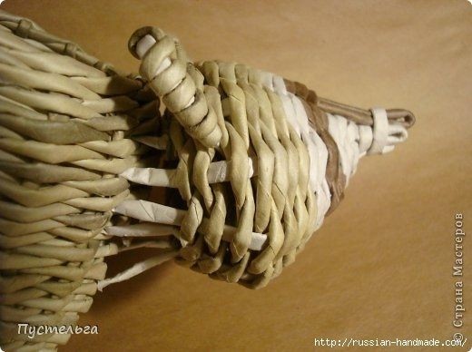 ​Енот из газетных трубочек