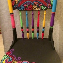 Оригинальная роспись деревянных стульев