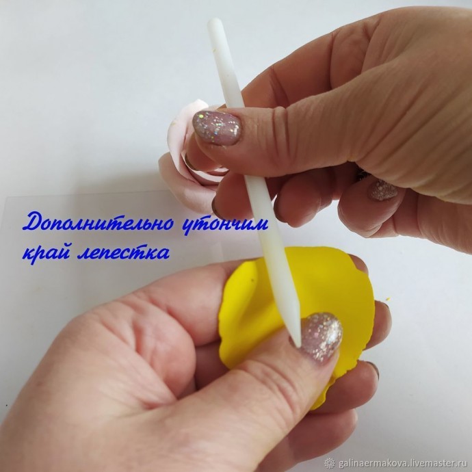 Роза из зефирной полимерной глины